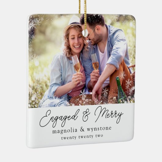 Geëngageerde Merry Photo Snowflake Keepomwille Keramisch Ornament (Rechts)