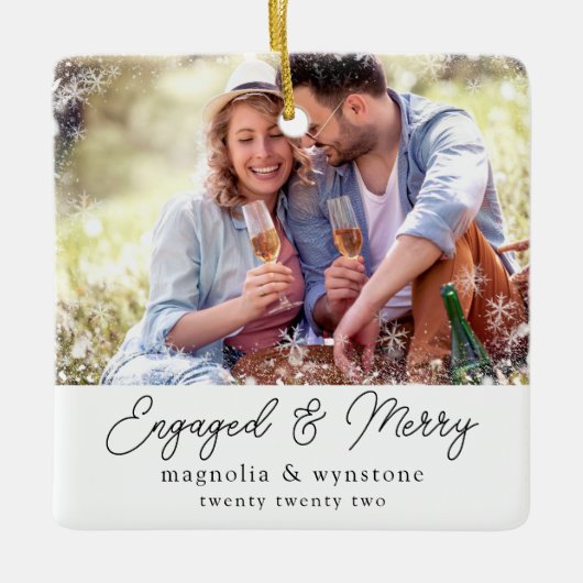 Geëngageerde Merry Photo Snowflake Keepomwille Keramisch Ornament (Voorkant)