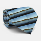 Geese die over bergen vliegt, reflectie op het mee stropdas (Opgerold)