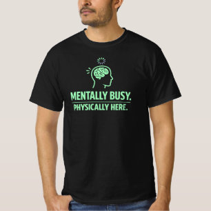 Geestelijk druk, fysiek aanwezig, leuke werk leven t-shirt