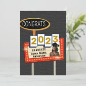 Gefeliciteerd 2023 Afgestudeerde Zwart Wit Retro B Aankondiging (Staand voorkant)