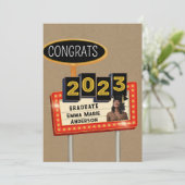 Gefeliciteerd, 2023 Afstuderen kraftpapier Retro B Aankondiging (Staand voorkant)