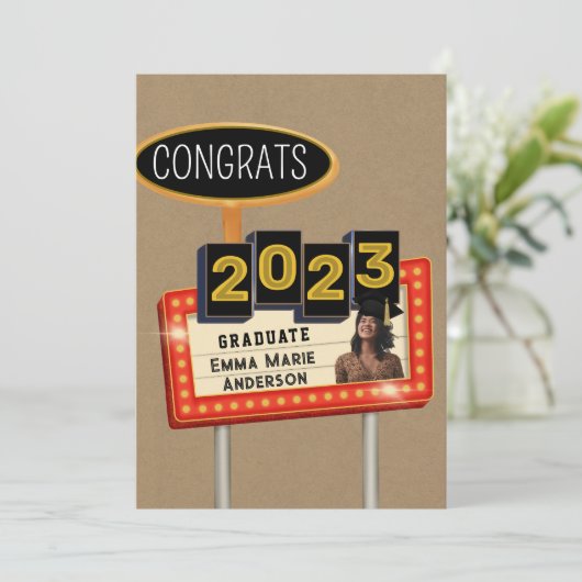 Gefeliciteerd, 2023 Afstuderen kraftpapier Retro B Aankondiging (Staand voorkant)