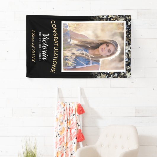 Gefeliciteerd 2025 Afstuderen Zwart en Goud Foto Spandoek (Insitu)