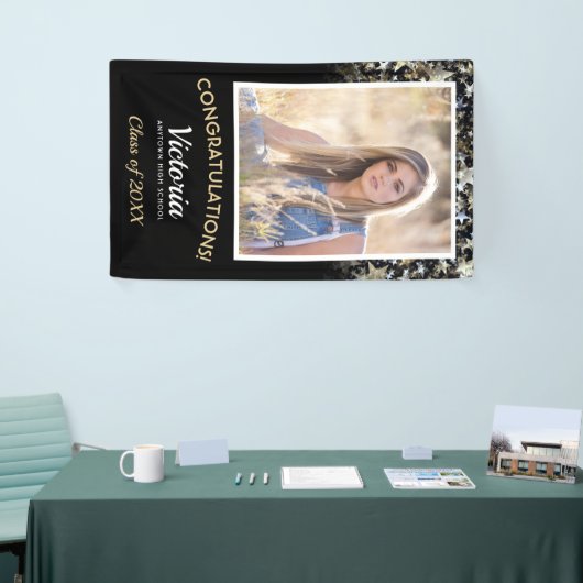 Gefeliciteerd 2025 Afstuderen Zwart en Goud Foto Spandoek (Beurs)