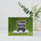 Gefeliciteerd aan golfer met golfbal op green briefkaart (Staand voorkant)