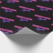 Gefeliciteerd afstudeerder, afstuderen roze paarse cadeaupapier (Hoek)