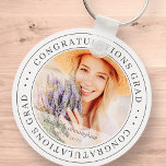 Gefeliciteerd Afstudeerder Moderne Eenvoudige lega Sleutelhanger<br><div class="desc">Dit eenvoudige en klassieke ontwerp is samengesteld uit serif typografie en voegt een douanefoto toe.</div>