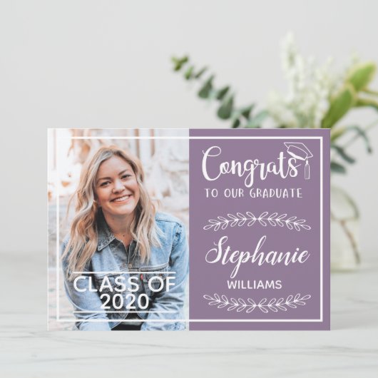 Gefeliciteerd afstudeerder moderne lila afstuderen aankondiging (Staand voorkant)