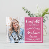 Gefeliciteerd afstudeerder moderne roze afstuderen aankondiging (Staand voorkant)