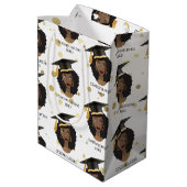 Gefeliciteerd Afstudeerder! Zwarte vrouw met stuik Medium Cadeauzakje (Achterkant Gekanteld)