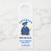 Gefeliciteerd Afstuderen Blue Boy Pet Gown Favor Flessenhanger (Voorkant)