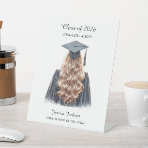 Gefeliciteerd Blond Vrouwelijke Afgestudeerde Jaar Reclamebord Met Voetstuk