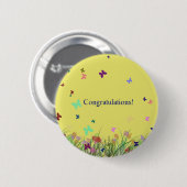 Gefeliciteerd gele vlinderachtergrond ronde button 5,7 cm (Voorkant /achterkant)