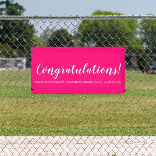Gefeliciteerd hot pink custom script afstuderen spandoek (Insitu)