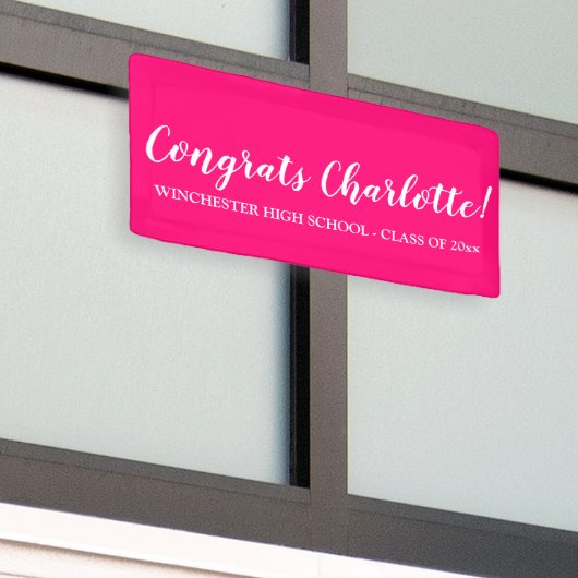 Gefeliciteerd hot pink custom script naam afstuder spandoek (Buitenkant Gebouw)