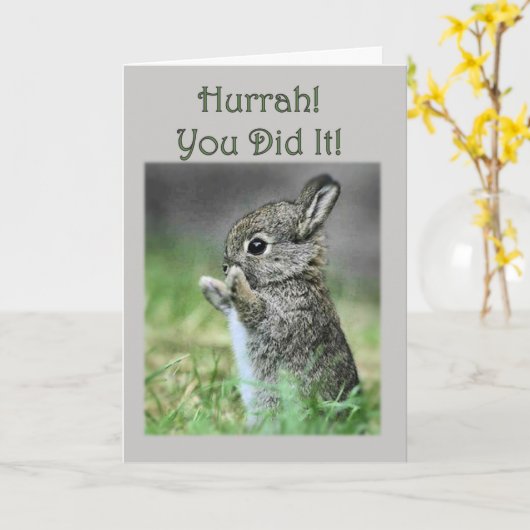 Gefeliciteerd, je hebt gestudeerd aan Baby Bunny C Kaart (Gele Bloem)