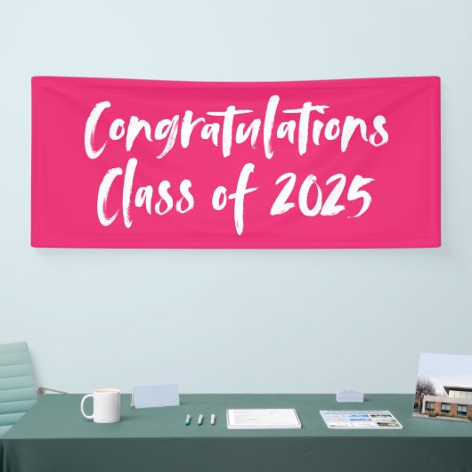 Gefeliciteerd Klasse van 2025 Hot Pink Afstuderen Spandoek (Beurs)