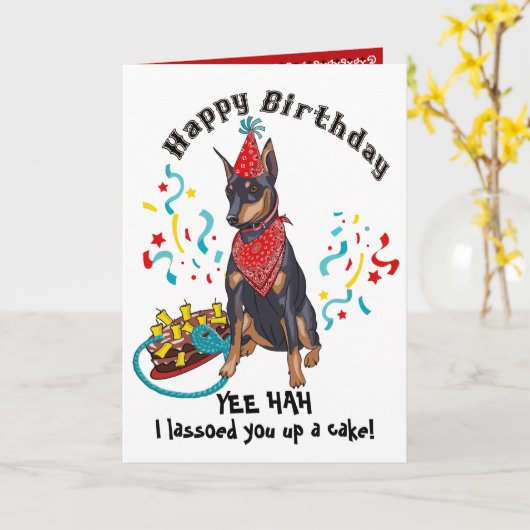 Gefeliciteerd met Dobermann-hond in rode bandana Kaart (Gele Bloem)