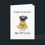 Gefeliciteerd met je Bat Mitswa-Pug hond Kaart<br><div class="desc">Deze schattige kleine mopshond zit met een menora met kaarsen aangestoken en draagt een kleine keppeltje. Binnenin is een mooi vers dat je kunt personaliseren.</div>