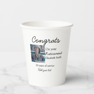 Gefeliciteerd met je pensioen en voeg fotonaam toe papieren bekers