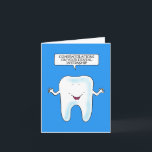 Gefeliciteerd met je tandheelkundige stage kaart<br><div class="desc">Een schattige cartoon van een lachende tand gezet tegen een helderblauwe achtergrond. De tand is gezegde 'Gefeliciteerd met je tandheelkundige stage'.</div>