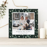 Gefeliciteerd met je vrouw en Merry Winter Greener Feestdagenkaart<br><div class="desc">Moderne en eenvoudige Kerstmis | Vakantiefootkaart op een groene en witte wintergroene achtergrond. Voor meer geavanceerde aanpassing van dit ontwerp,  te klikken gelieve de BUTTON van het TOOL VAN HET ONTWERP BLAUW om doopvont,  grootte,  en kleur te veranderen.</div>