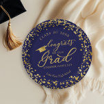 Gefeliciteerd met ons Afstudeerder Gold Blue Afstu Papieren Bordje<br><div class="desc">Maak uw afstudeerfeest 2025 onvergetelijk met deze moderne suite. Met gouden confetti op een blauwe achtergrond en elegante kalligrafie legt het perfect de schittering van uw succes vast. Het ontwerp kan worden afgestemd op uw specifieke behoeften en voorkeuren. Neem contact op als u kleurwijzigingen, ontwerpwijzigingen of extra items nodig hebt....</div>