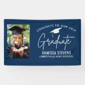 Gefeliciteerd met onze 2024 Afstuderen Navy Modern Spandoek (Horizontaal)