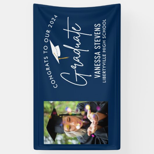 Gefeliciteerd met onze 2024 Afstuderen Navy Modern Spandoek (Verticaal)