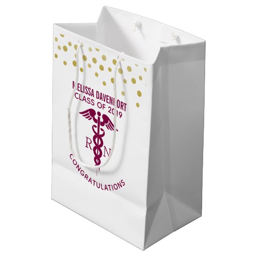 Gefeliciteerd RN Verpleegkundige Afstuderen Rode C Medium Cadeauzakje (Achterkant Gekanteld)
