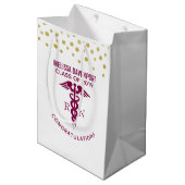 Gefeliciteerd RN Verpleegkundige Afstuderen Rode C Medium Cadeauzakje (Voorkant Gekanteld)