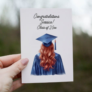 Gefeliciteerd roodharige afgestudeerde vrouw in he kaart
