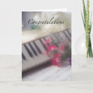 Gefeliciteerd toetsenbord, met bloemen kaart