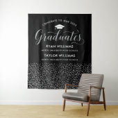Gefeliciteerd Twee Afgestudeerden Zwarte Zilveren  Wandkleed (In situ)