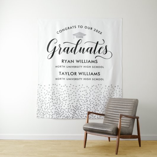 Gefeliciteerd Twee Graduates Silver Confetti Party Wandkleed (In situ)