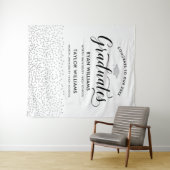 Gefeliciteerd Twee Graduates Silver Confetti Party Wandkleed (In Situ (horizontaal))