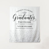Gefeliciteerd Twee Graduates Silver Confetti Party Wandkleed (Voorkant)