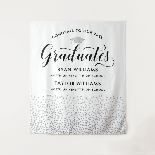 Gefeliciteerd Twee Graduates Silver Confetti Party Wandkleed (Voorkant)