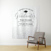 Gefeliciteerd Twee Graduates Silver Confetti Party Wandkleed (In situ)