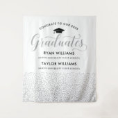 Gefeliciteerd Twee Graduates Silver Confetti Party Wandkleed (Voorkant)