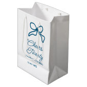 Gefeliciteerd twintig blauwe verjaardagsboog naam medium cadeauzakje (Voorkant Gekanteld)