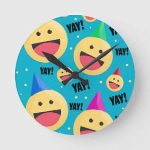 Gefeliciteerd YAY Emojis in feestelijke Petten Ronde Klok
