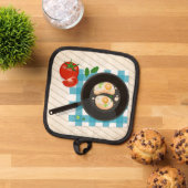 Gefrituurde eieren in pan met tomaat en groen pannenlap (Top down)