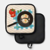 Gefrituurde eieren in pan met tomaat en groen pannenlap (Voorkant / Achterkant)