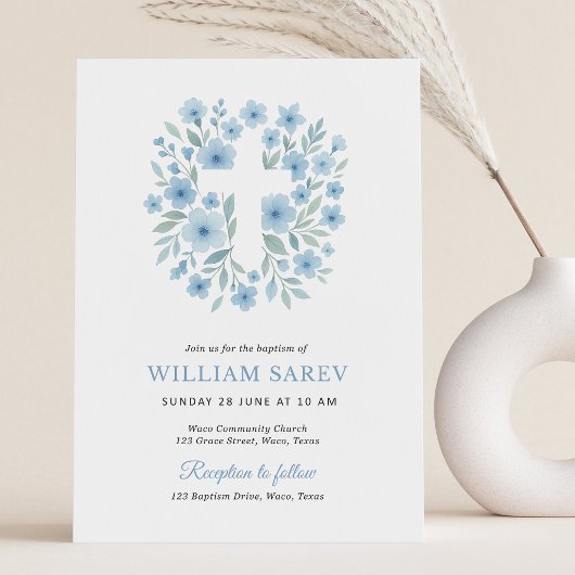 Gegolfde blauwe bloemige doopuitnodiging voor jong kaart
