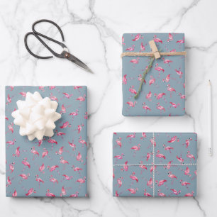 Gegooide waterverf flamingo's op lichtgrijs-blauw inpakpapier vel