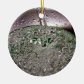 Gegoten vloeistof in een beker keramisch ornament (Voorkant)