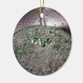 Gegoten vloeistof in een beker keramisch ornament (Links)