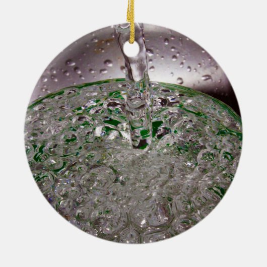 Gegoten vloeistof in een beker keramisch ornament (Achterkant)